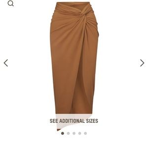 Skims Swim sarong and swim T. Color Almond, Size Large